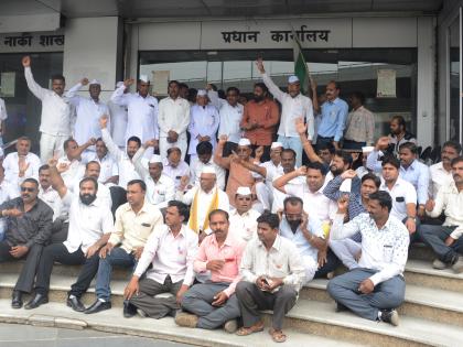 Swabhimani Shetkari Sanghatana's Nashik district hit the bank | स्वाभीमानी शेतकरी संघटनेची नाशिक जिल्हा बॅँकेला धडक Swabhimani Shetkari Sanghatana's Nashik district hit the bank | स्वाभीमानी शेतकरी संघटनेची नाशिक जिल्हा बॅँकेला धडक