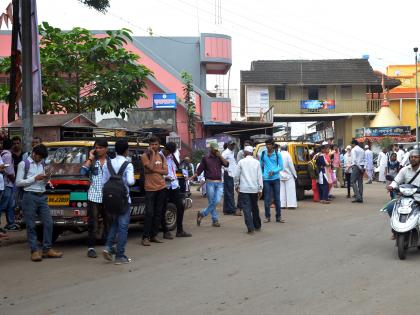 7 students fall asleep in bus: driver crushes | बसमध्ये चढताना ७ विद्यार्थी पडले : चालकाला मारहाण