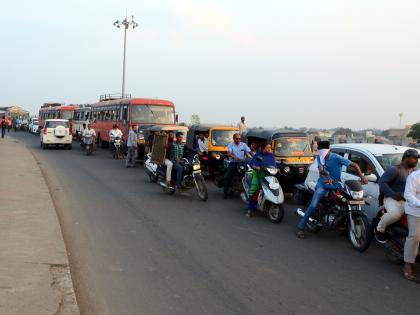 Parbhani: Due to the negligence of the truck driver, the traffic in the city was disrupted | परभणी : ट्रक चालकांच्या निष्काळजीमुळे शहरातील वाहतूक खोळंबली