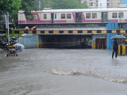 Mumbai's Tumbai by the downpour | कोसळधारेने मुंबईची तुंबई