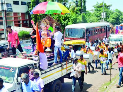 The enthusiasm of Ganeshotsava in the Ratnagiri district, the devotees filed | रत्नागिरी जिल्ह्यात वाहतूक कोेंडीमुळे अनेक भक्तगण उशिरापर्यंत दाखल