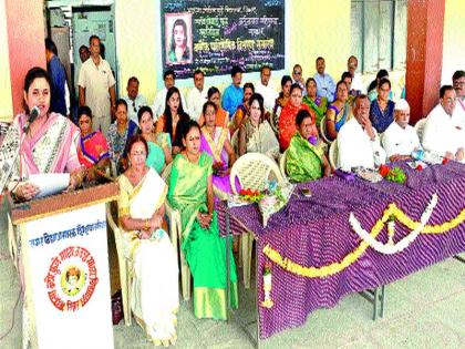 Felicitated women in Flowers School | फुले विद्यालयात कर्तृत्ववान महिलांचा सत्कार