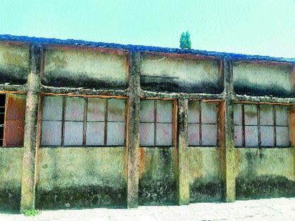 Municipal corporation: neglect of administration; Torananagar school is dangerous for the lives of the students | महापालिका : प्रशासनाचे दुर्लक्ष; विद्यार्थ्यांचा जीव धोक्यात तोरणानगर शाळा धोकादायक