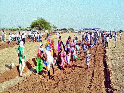 After all, the villagers pumped out of labor; Convenience of vehicle holders | अखेर गावकऱ्यांनीच श्रमदानातून बुजविले खड्डे; वाहनधारकांची सोय