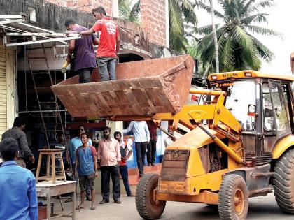 Sindhudurg: Hathoda, Malvan Municipal Corporation's action on encroachment of market | सिंधुदुर्ग : बाजारपेठेतील अतिक्रमणांवर हातोडा, मालवण पालिकेची कारवाई