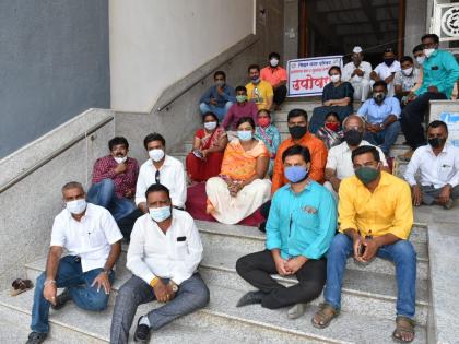 Corporator fasting on the steps of the entrance | नगरसेविकेचे प्रवेशद्वाराच्या पायऱ्यांवर उपोषण