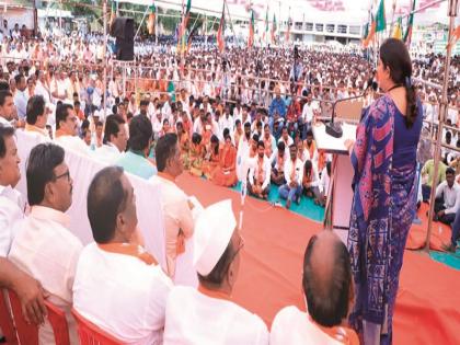 They shoot bullets at farmers — Smriti Irani; Meeting for the promotion of five puppets in Shrigonda | शेतक-यांवर ते गोळी चालवतात-स्मृती इराणी; श्रीगोंद्यात पाचपुतेंच्या प्रचारार्थ सभा