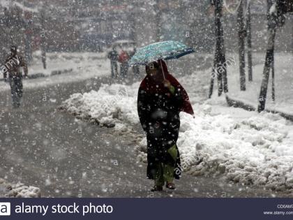 Ice in many places in Kashmir | काश्मीरमध्ये अनेक  ठिकाणी बर्फवृष्टी