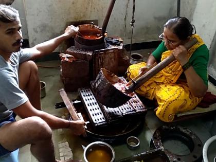 Sangli: Such people are getting ready for this | Gudhi padwa 2018 सांगली : अशा तयार होतात साखरमाळा, यंदा अधिकच्या मागणीमुळे दिलासा