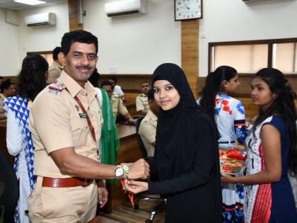 Raksha Bandhan celebrated by students at Thane Rural Police Headquarters | ठाणे ग्रामीण पोलीस मुख्यालयात विद्यार्थीनींनी साजरे केले रक्षाबंधन