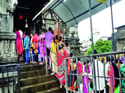 The crowd of devotees on Kushwarta | कुशावर्तावर भाविकांची गर्दी