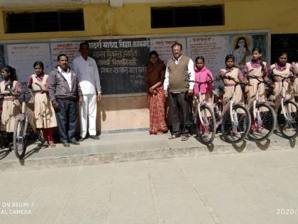  Distribution of bicycles to 4 students in Kawanai | कावनईत १५ विद्यार्थिनींना सायकलींचे वाटप