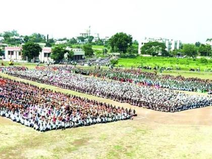 Election Commission's Illustration From Human Chains! | मानवी साखळीतून साकारले निवडणूक आयोगाचे बोधचिन्ह!