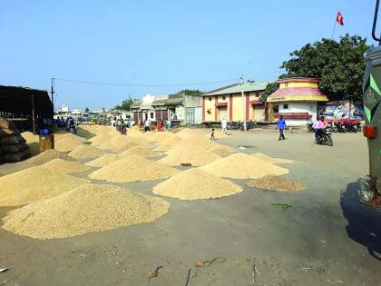 Merchants soyabean in Shelter; Farmer's Soybean on Road | व्यापाऱ्यांच्या मालाने भरले ओटे; शेतकऱ्यांचे सोयाबिन रस्त्यावर