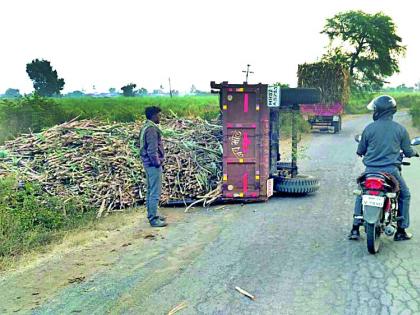 The potholes on the Hamdapur road increase by accident | हमदापूर मार्गावरील खड्ड्यांनी अपघातात वाढ