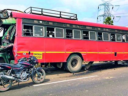 Twelve passengers were injured in a bus crash | बसच्या तिहेरी अपघातात १२ प्रवासी जखमी