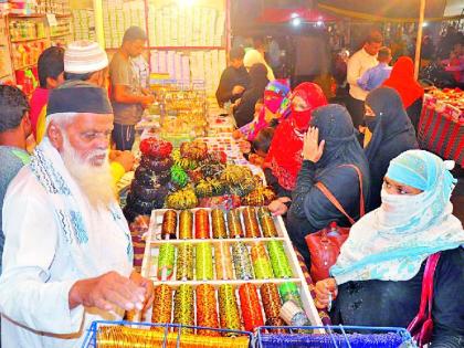 The crowd in the market of Ramadan | रमजानच्या पर्वावर बाजारपेठेत गर्दी