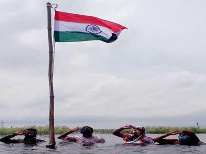 fir bhi dil hain Hindustani, bihar flag hoisting of women in flood | नागरिकांच्या खांद्यापर्यंत आलंय पुराचं पाणी, फिर भी दिल है हिंदुस्तानी...