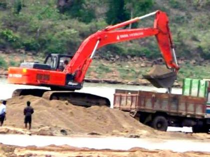 Walchandnagar police seized Rs 20 lakh worth of illegal sand; Crime filed against four persons | वालचंदनगर पोलिसांनी पकडली २० लाखांची अवैध वाळू; चार जणांवर गुन्हा दाखल