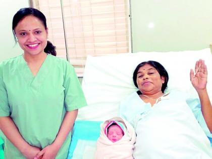 The insistence of a 53-year-old woman; A cute baby was born on the first anniversary of the day he lost a child | ५३ वर्षीय महिलेची जिद्द; ज्या दिवशी मुलाला गमावले त्याच्या प्रथम स्मृतीदिनी दिला गोंडस बाळाला जन्म