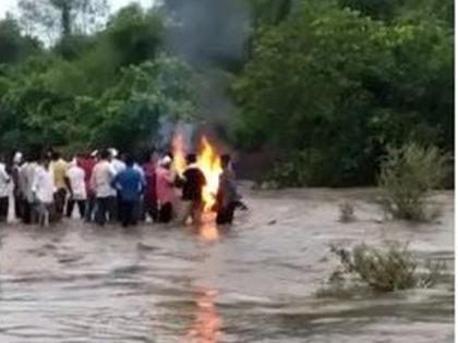 The bodies were swept away in the sudden flood; Incidents in Yavatmal district | अचानक आलेल्या पुरात मृतदेह वाहून गेला; यवतमाळ जिल्ह्यातील घटना