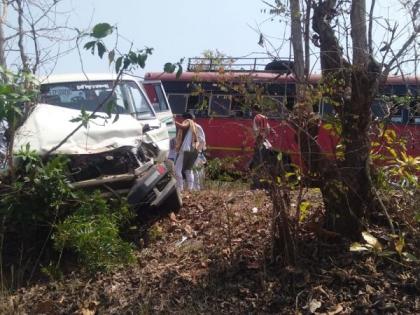 In Chandrapur district four wheeler dashed ST bus | चंद्रपूर जिल्ह्यात एसटी बस व क्वालीस गाडीची टक्कर; जिवीतहानी नाही