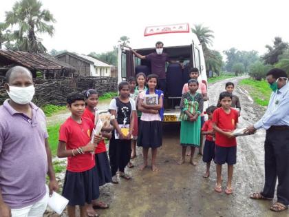 Gave books to the students .. Now he will go to the teaching centers and give homework .. Lok Biradari project | पुस्तके दिली.. आता शिकवणी केंद्रांवर जाऊन स्वाध्यायही देणार.. लोक बिरादरी प्रकल्पाचा उपक्रम