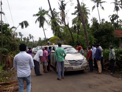 Cyclone Nisarga: The locals stopped the central team from inspecting the damage caused | निसर्ग चक्रीवादळामुळे नुकसानीची पाहणी करणाऱ्या केंद्रीय पथकाचा ताफा स्थानिकांनी रोखला