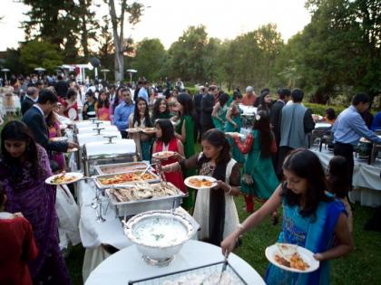 Fines the organizer, including the Mars office; The wedding ceremony was surrounded by crowds | मंगल कार्यालयासह आयोजकाला दंड; विवाह समारंभातील गर्दी भोवली