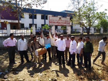 Protest against anti-worker policies by drumming up in Wardha | वर्ध्यात ढोल वाजवून कामगार विरोधी धोरणांचा निषेध