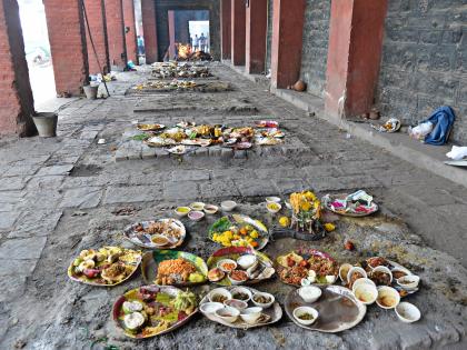 Birth-and-death rounds: Day-to-day prayers go to the curb | जन्म-मृत्यूचा फेरा : रक्षाविसर्जनादिवशीचे नैवेद्य जातात कोंडाळ्यात