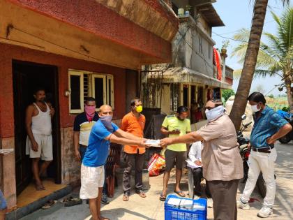 Distribution of food in Salokhenagar under 'Community Kitchen' | ‘कम्युनिटी किचन’अंतर्गत साळोखेनगरमध्ये जेवण वाटप