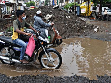 State and major roads in the district closed; Alternative route resumes | जिल्ह्यातील राज्य व प्रमुख मार्ग बंद; पर्यायी मार्गाने वाहतूक सुरु