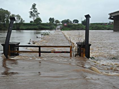 Discharge of 800 cusecs from Radhanagari dam under 8 dams in the district | जिल्ह्यातील  ८ बंधारे पाण्याखाली, राधानगरी धरणातून ८०० क्युसेक विसर्ग सुरू