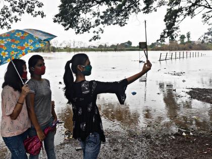 Cloudy weather in Kolhapur with occasional showers | कोल्हापूरात दिवसभर ढगाळ वातावरण, पावसाची भुरभुर