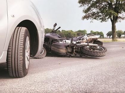 Tipper's motorcycle hit; One killed, two seriously injured | टिपरची मोटारसायकलला जोराची धडक; एक ठार, दोघे गंभीर जखमी