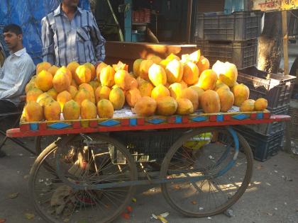 Kolhapur: Vegetable rose, fruit fell in the market, garlic at Rs 20 a kg; Papić arrivals | कोल्हापूर : भाजी उतरली, फळबाजार घसरला, लसूण २० रुपये किलो; पपईची आवक