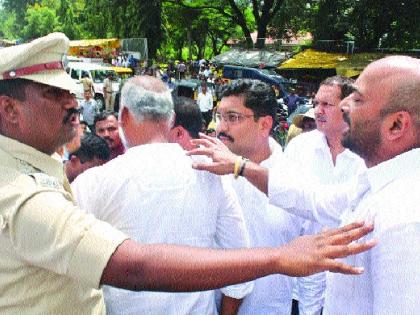 Swamishchandra intermediary on the square at Subhash Chandra Chowk - Udayanraje intermediary | सुभाषचंद्र चौकात फलकावरून घुमशान-- उदयनराजेंची मध्यस्थी