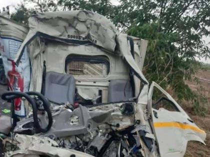 Big news; Truck and tempo accident near Barshi; Two killed on the spot, nine injured | मोठी बातमी; बार्शीजवळ ट्रक अन् टेम्पोचा अपघात; दोन जण जागीच ठार, नऊ जण जखमी