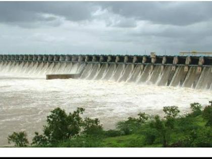 Discharge of 10,000 cusecs from Ujani to Bhima river; Warning to Bhima river villages | उजनीतून भीमा नदीत १० हजार क्युसेक विसर्ग; भीमा नदीकाठच्या गावांना सतर्कतेचा इशारा