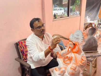 MLA Premendra Shet of Mayen Assembly Constituency makes Ganesh idol himself | गोव्यात आमदारांनी जोपासली मूर्तीकलेची परंपरा! स्वत: बनवताहेत गणेशमूर्ती