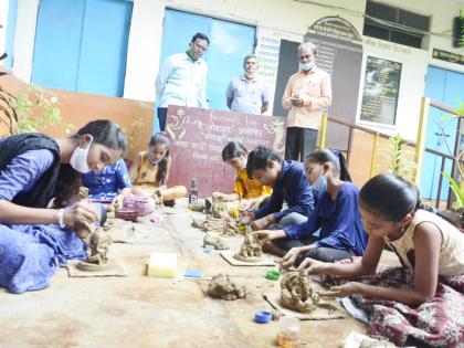 ‘Lokmat’ initiative; Leelaya Sakarli Ganesh idol by shaping the shadow ball | ‘लोकमत’इनिशिएटिव्ह; शाडूच्या गोळ्याला आकार देत लीलया साकारली गणेश मूर्ती