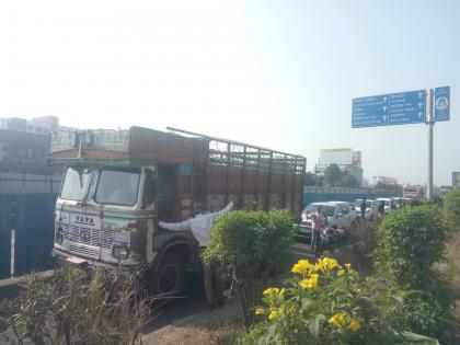 The traffic congestion on the highway for the flyover works | उड्डाणपुलाच्या कामाने महामार्गावर वाहतूक कोंडी