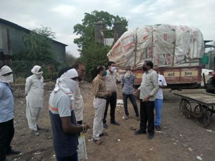 Farmers mock at cotton center in Akola district | अकोला जिल्ह्यातील कापूस केंद्रावर शेतकऱ्यांची थट्टा