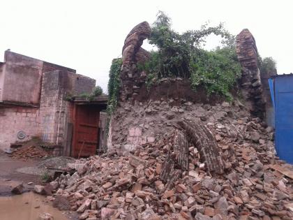 Akolner's Peshwa Descending Wes | अकोळनेरची पेशवेकालीन वेस ढासळली Akolner's Peshwa Descending Wes | अकोळनेरची पेशवेकालीन वेस ढासळली