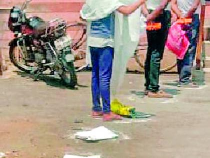 'Bags' instead of individuals on social end | सामाजिक अंतरावर व्यक्तीऐवजी ‘पिशव्या’ 'Bags' instead of individuals on social end | सामाजिक अंतरावर व्यक्तीऐवजी ‘पिशव्या’