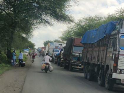 Aurangabad-Nagpur highway blocked for three hours; The axle of the truck broke due to potholes | औरंगाबाद-नागपूर महामार्ग तीन तास ठप्प; खड्ड्यांमुळे ट्रकचा तुटला एक्सेल