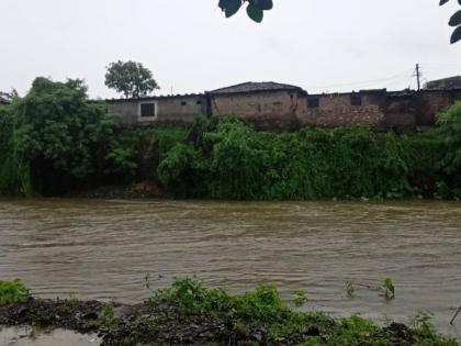 Riverside houses in Pusala in Amravati district in danger; Possibility of landslides | अमरावती जिल्ह्यातील पुसला येथील नदीकाठची घरे धोक्यात; दरड कोसळण्याची शक्यता