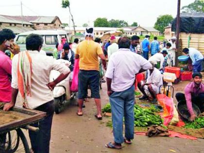 Vegetable market closed again | संचारबंदीत पुन्हा भाजीबाजार