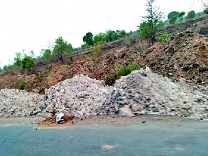 Use of white soil instead of moorup in road construction | रस्ता बांधकामात मुरूमऐवजी पांढऱ्या मातीचा वापर